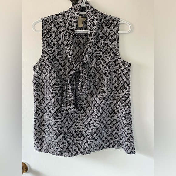 Banana Republic Chain Mail Sleeveless Blouse with Bow tie Size Medium. - Picture 2 of 5